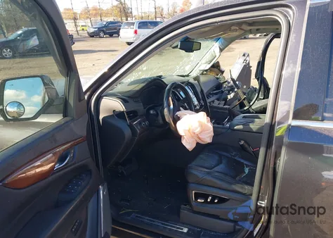 2015 Cadillac Escalade Luxury z USA, uszkodzony, nr VIN 1GYS4MKJ7FR705533